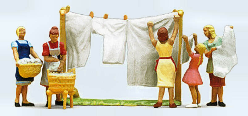 Preiser Women Hanging Laundry